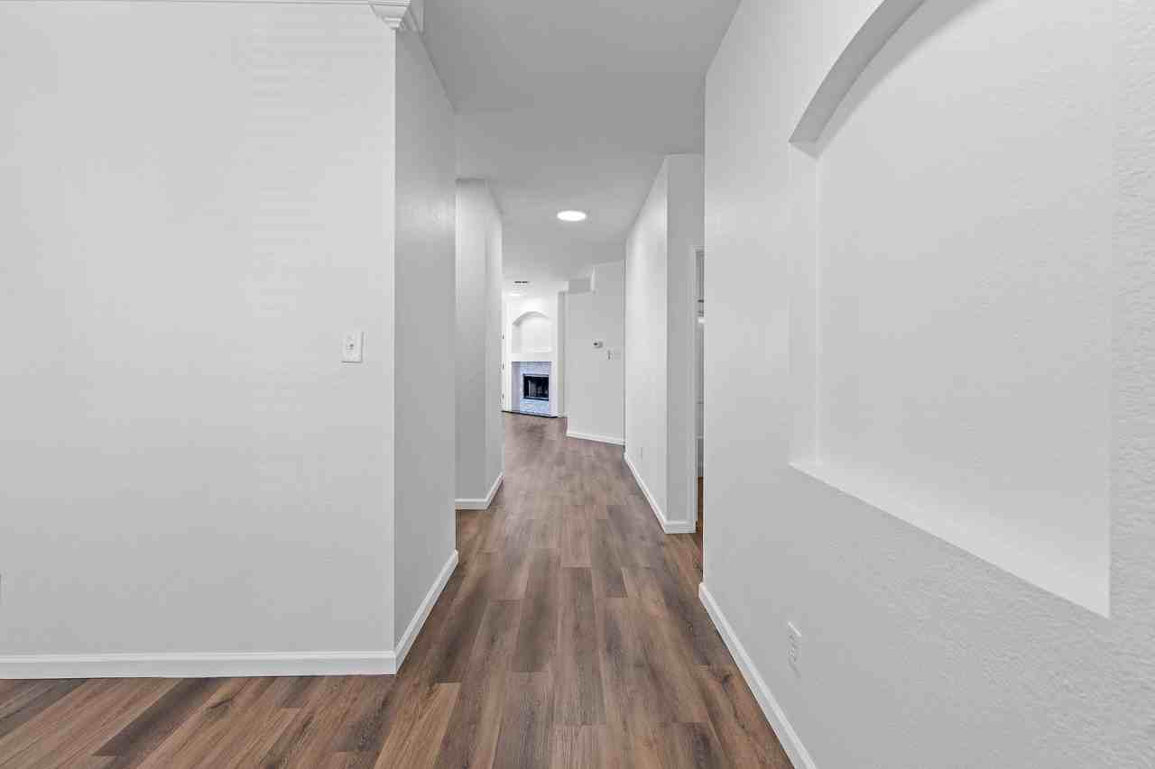 1052 Harriman Dr - Photo 5 of 17