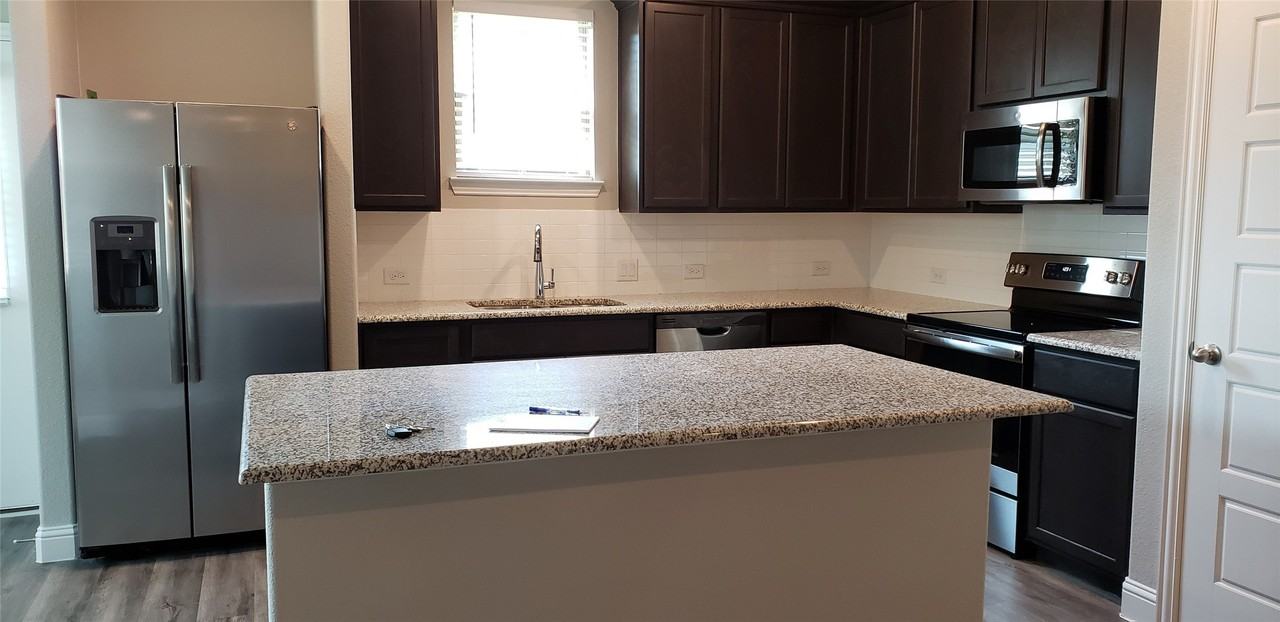 4925 Sanger Circle Dr - Photo 3 of 17