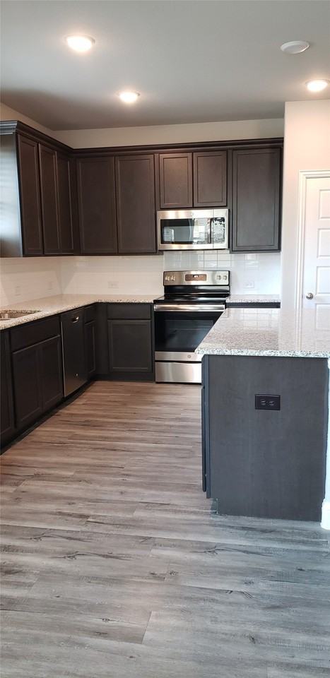 4925 Sanger Circle Dr - Photo 5 of 17