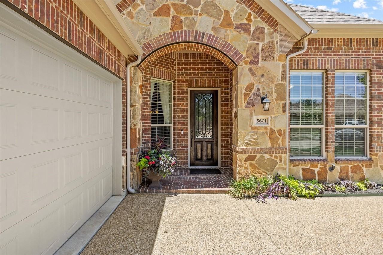5601 Sunstar Ln - Photo 2 of 16