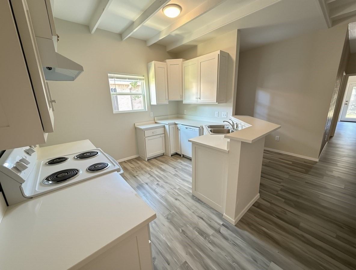 221 San Angelo Ave - Photo 4 of 11