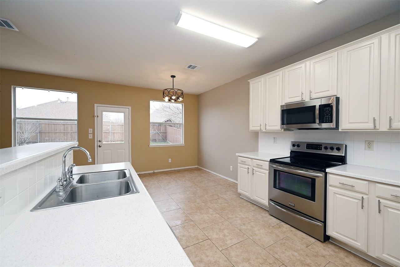 10706 Gleneagles Ln - Photo 6 of 24