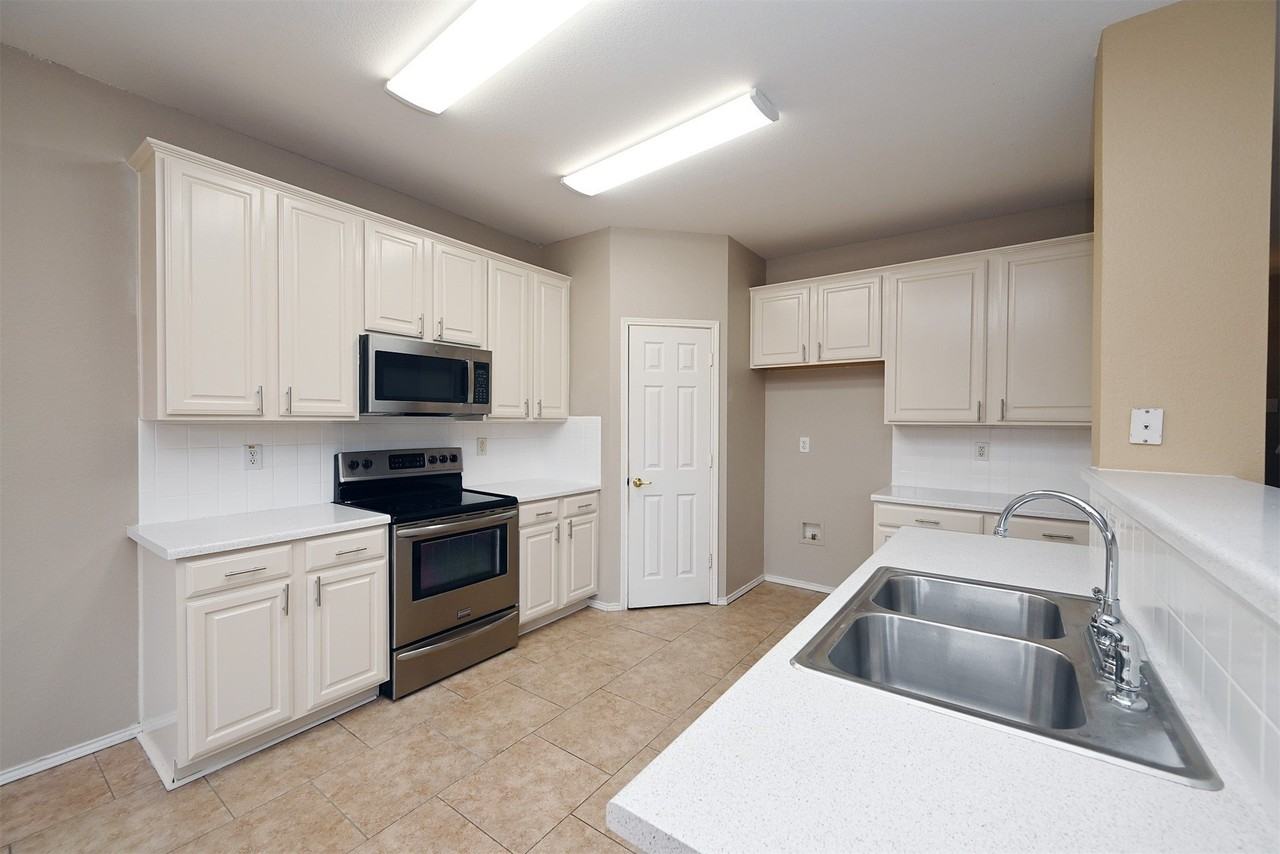 10706 Gleneagles Ln - Photo 7 of 24