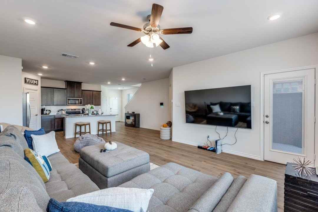 736 Lonerock Dr - Photo 4 of 25