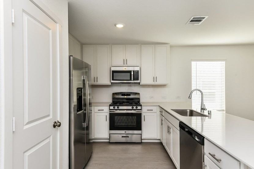 10120 Dalgreen Cir - Photo 3 of 9
