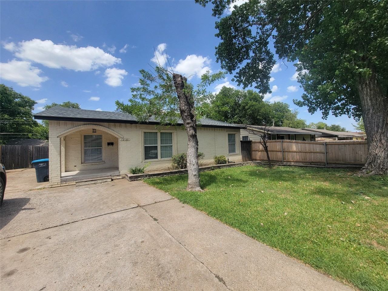 1225 Blalock Ave - Photo 2 of 24