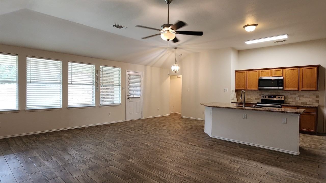2304 Hayes St - Photo 4 of 21