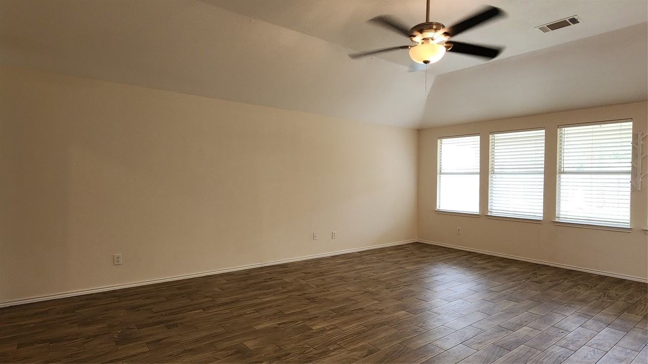 2304 Hayes St - Photo 5 of 21