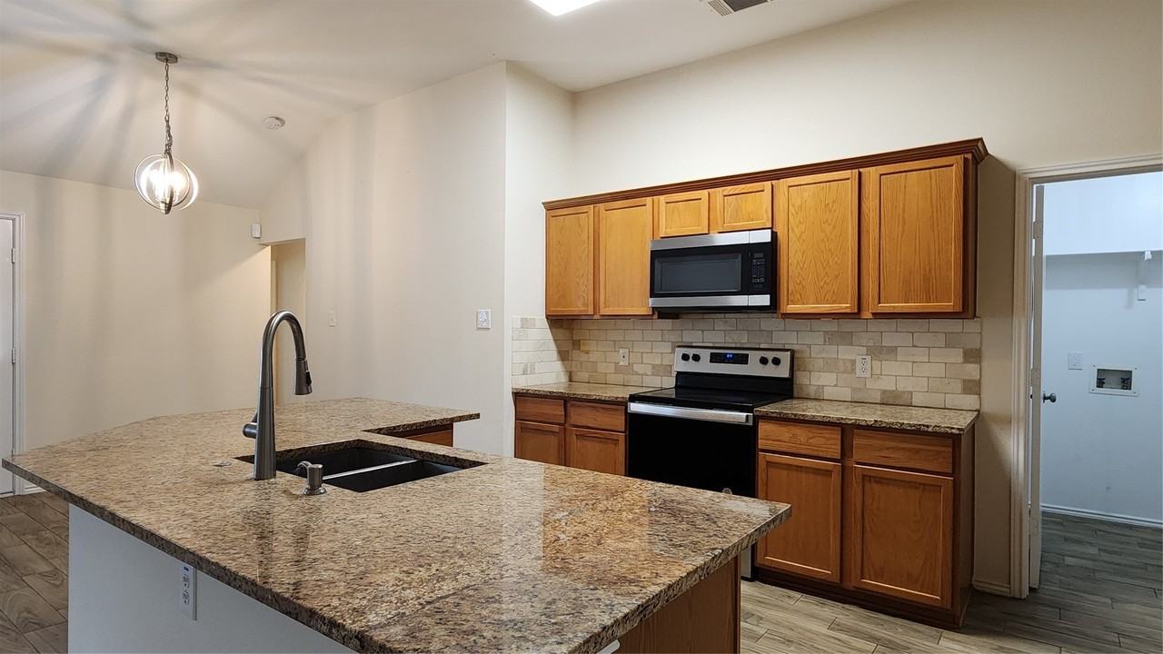 2304 Hayes St - Photo 6 of 21