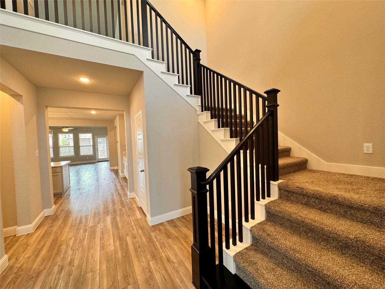 1091 Putnam Dr - Photo 2 of 39