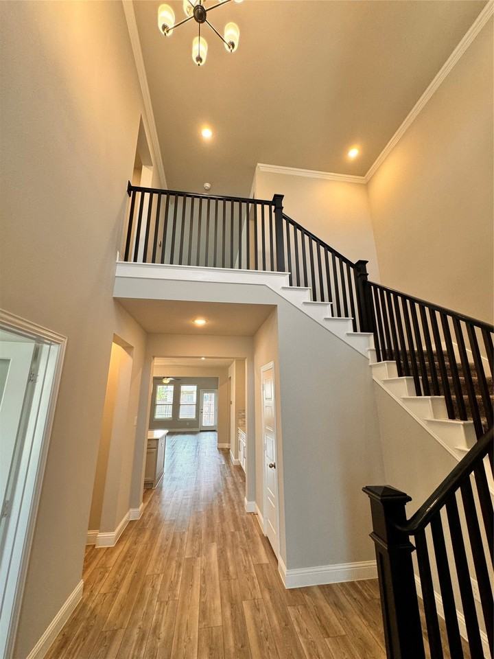 1091 Putnam Dr - Photo 3 of 39
