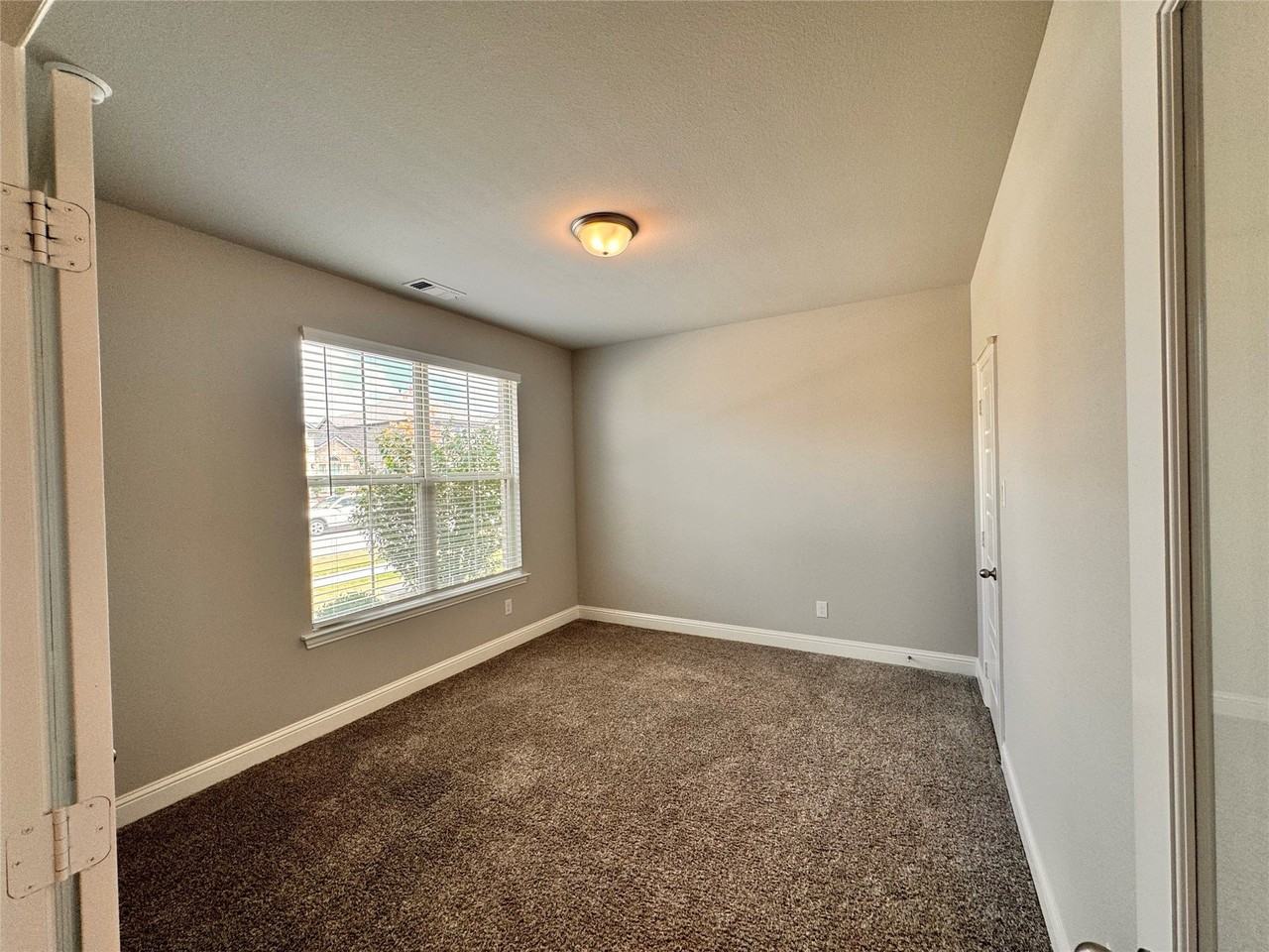 1091 Putnam Dr - Photo 4 of 39