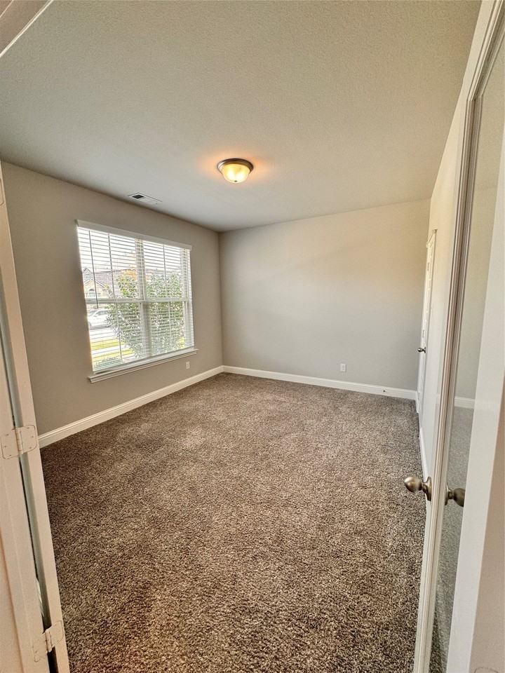 1091 Putnam Dr - Photo 5 of 39