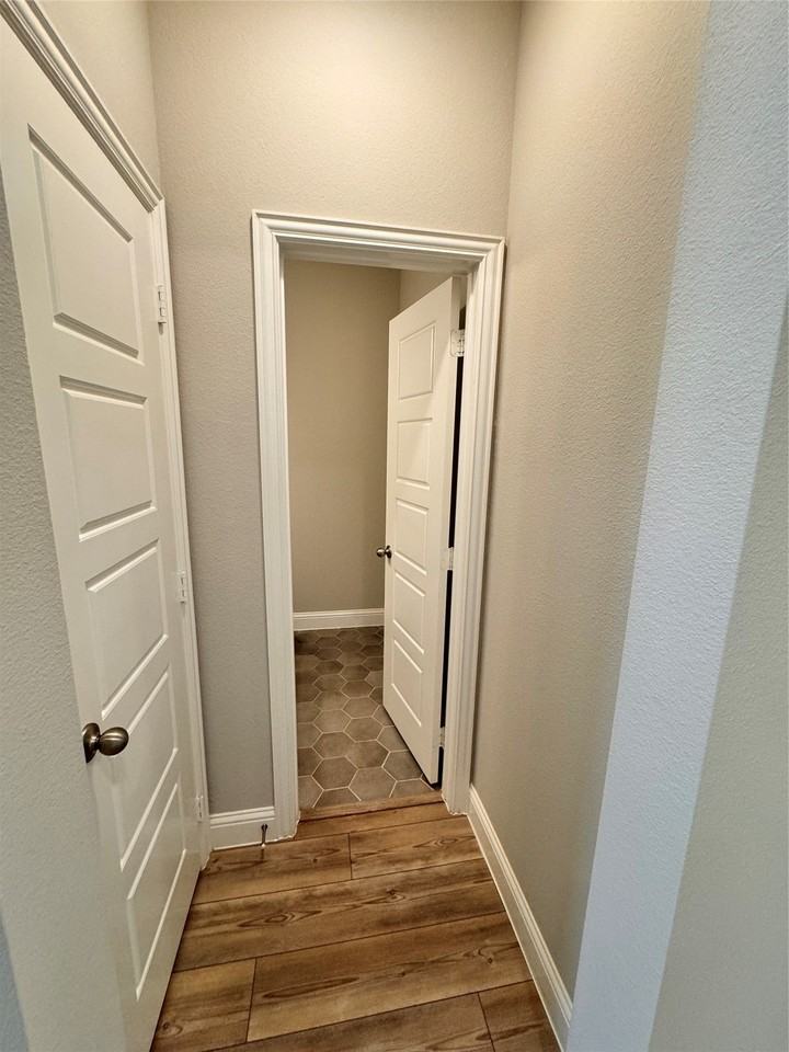 1091 Putnam Dr - Photo 6 of 39