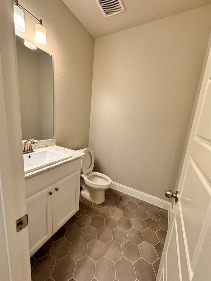 1091 Putnam Dr - Photo 7 of 39