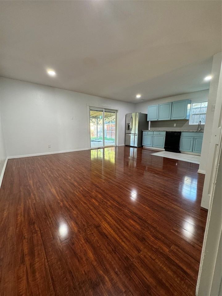 1425 Meridian Way - Photo 3 of 8