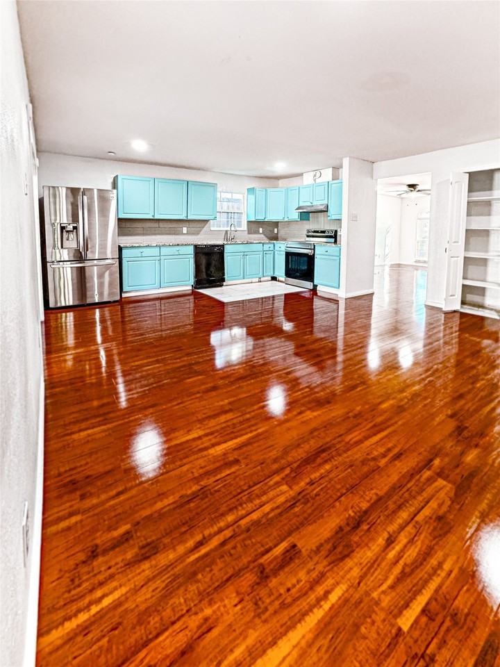 1425 Meridian Way - Photo 4 of 8