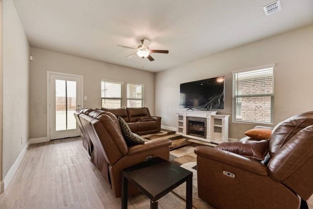 605 Willet Dr - Photo 3 of 36