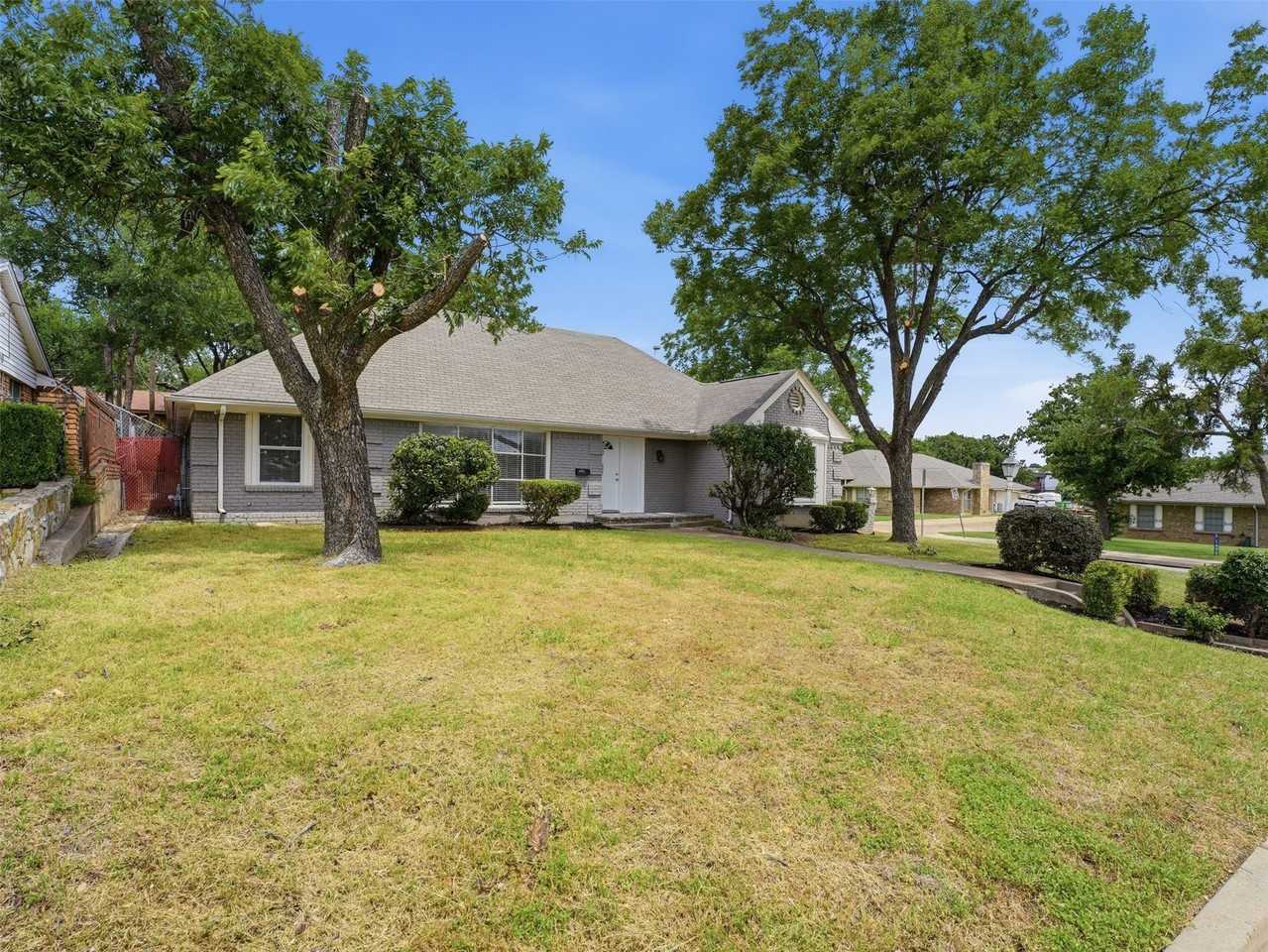 2121 Canton Dr - Photo 2 of 36