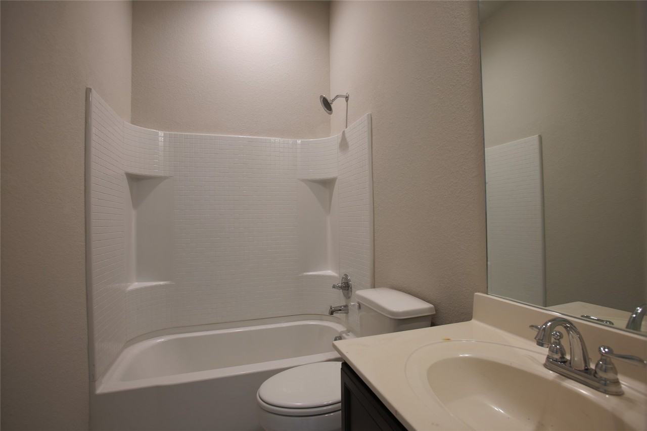 219 Lexington Ave - Photo 6 of 24