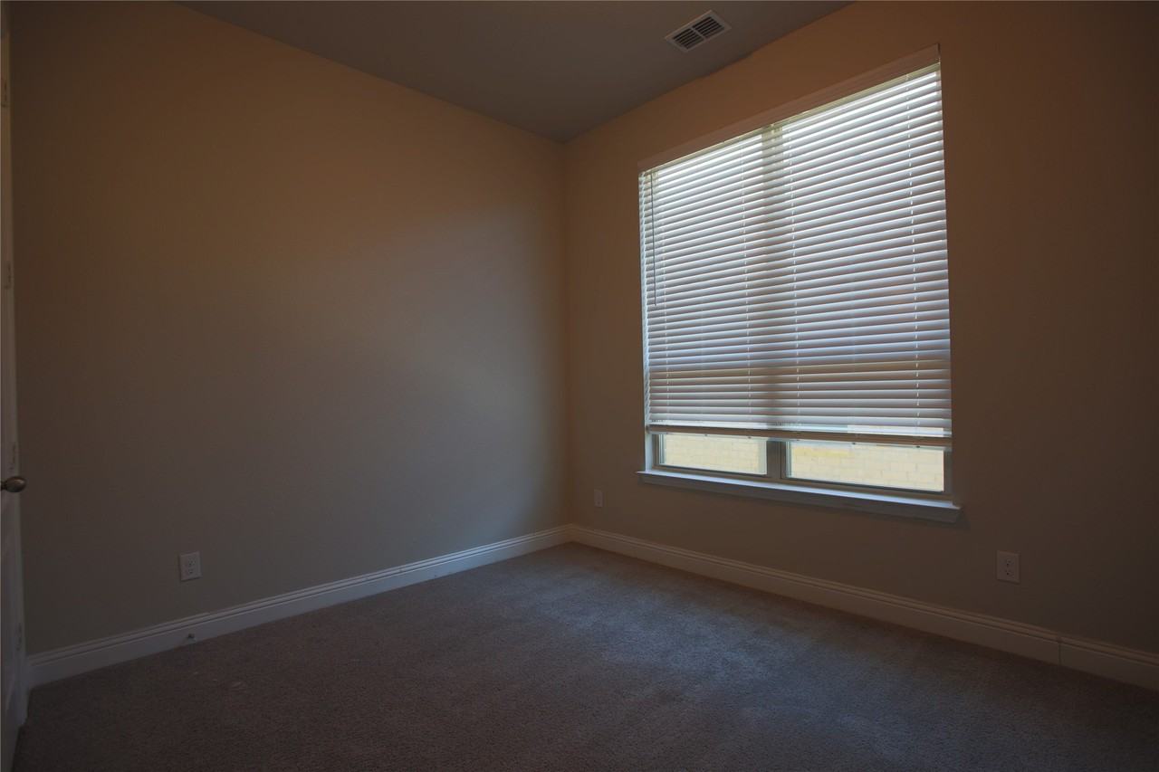 219 Lexington Ave - Photo 7 of 24
