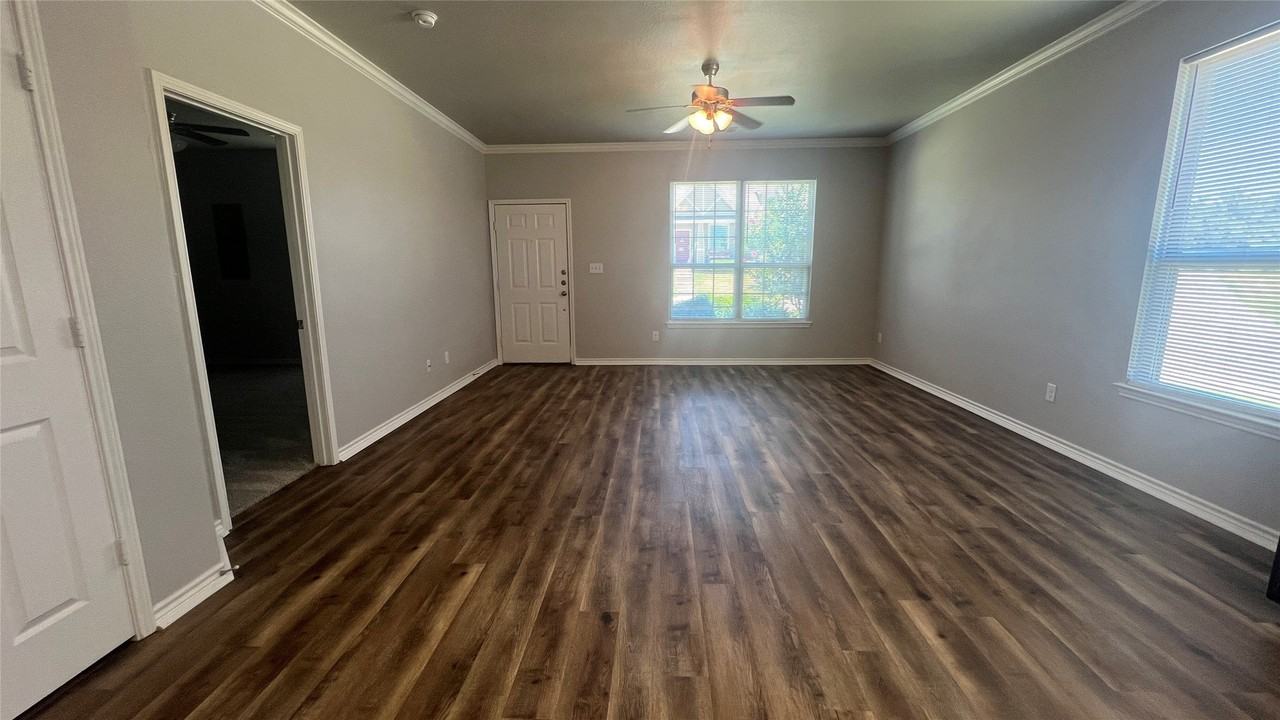 1101 Newcastle Dr - Photo 4 of 10