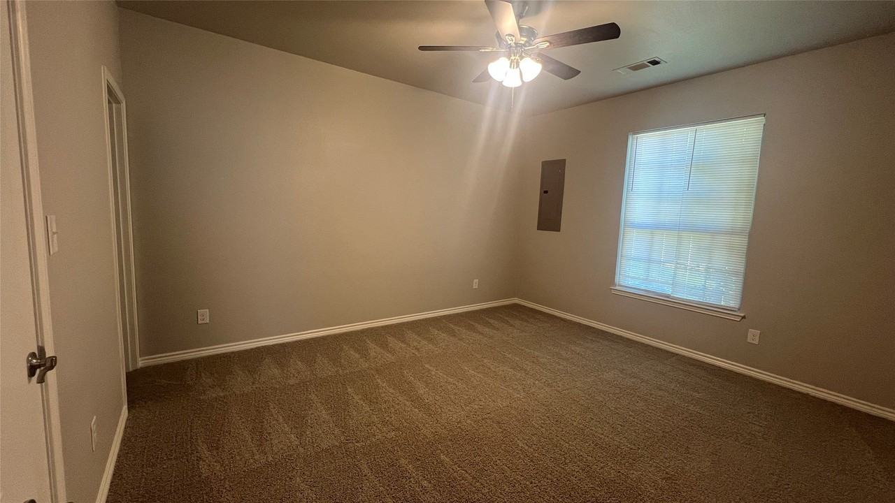 1101 Newcastle Dr - Photo 6 of 10