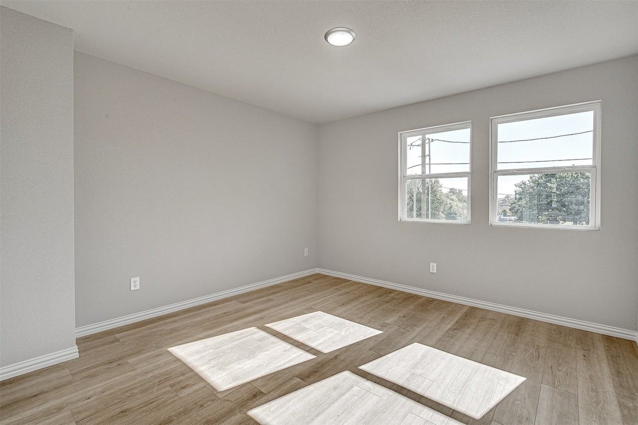 406 Grand Ave - Photo 4 of 23