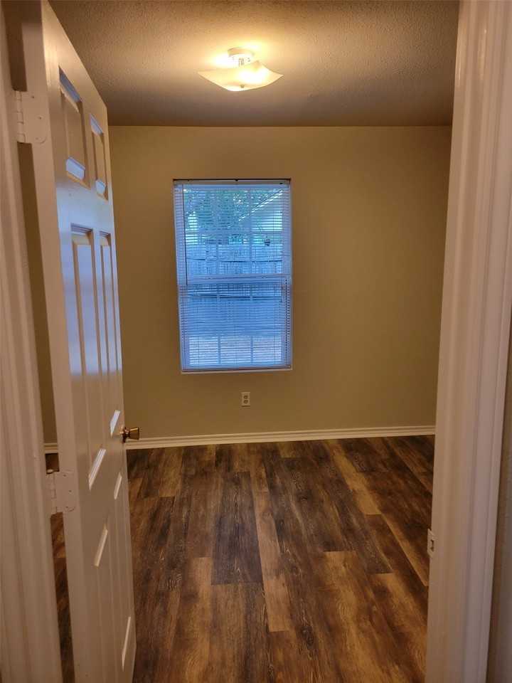 11915 Metmora Ct - Photo 3 of 8