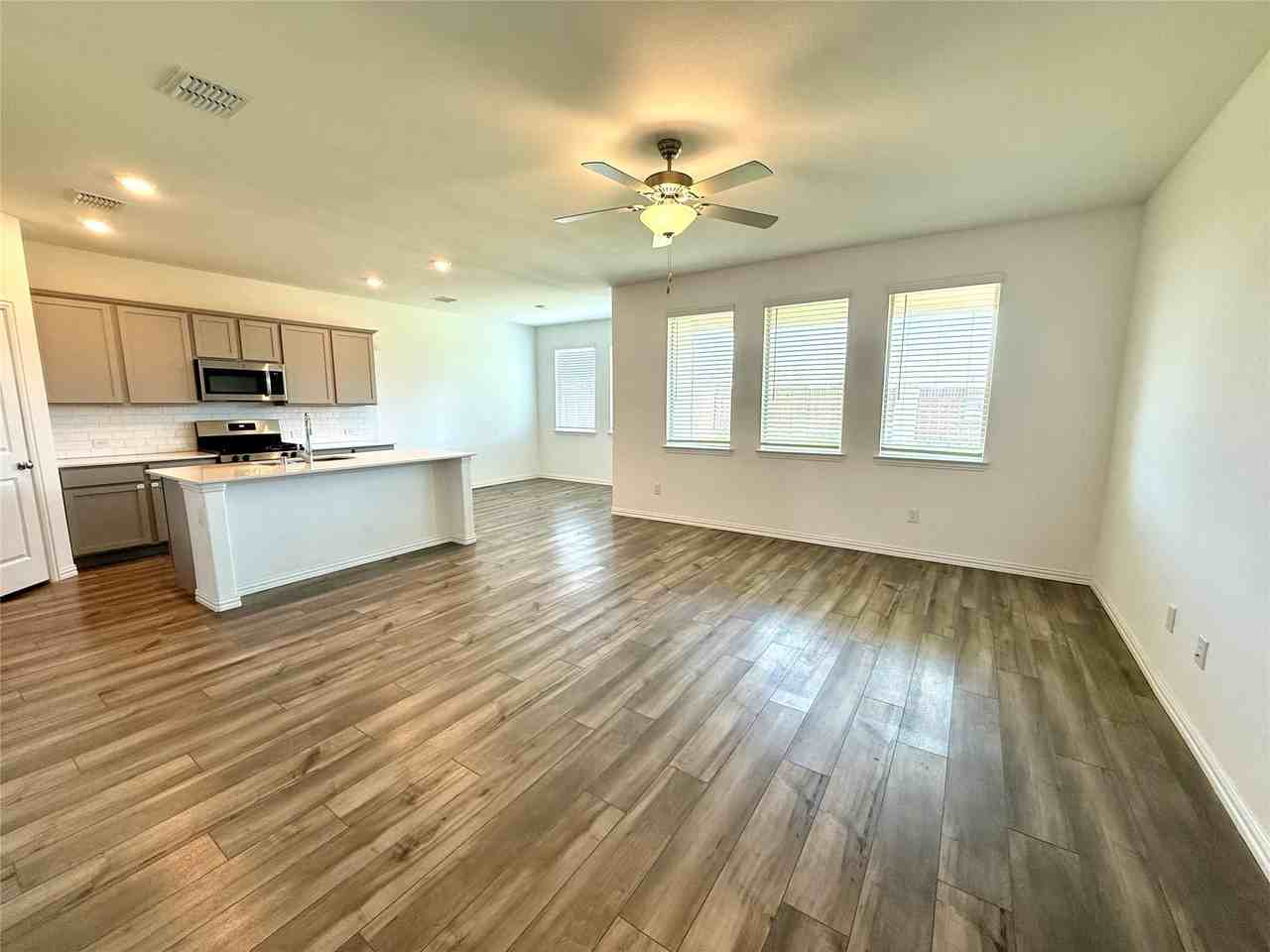 8000 Blue Heron Ln - Photo 5 of 30