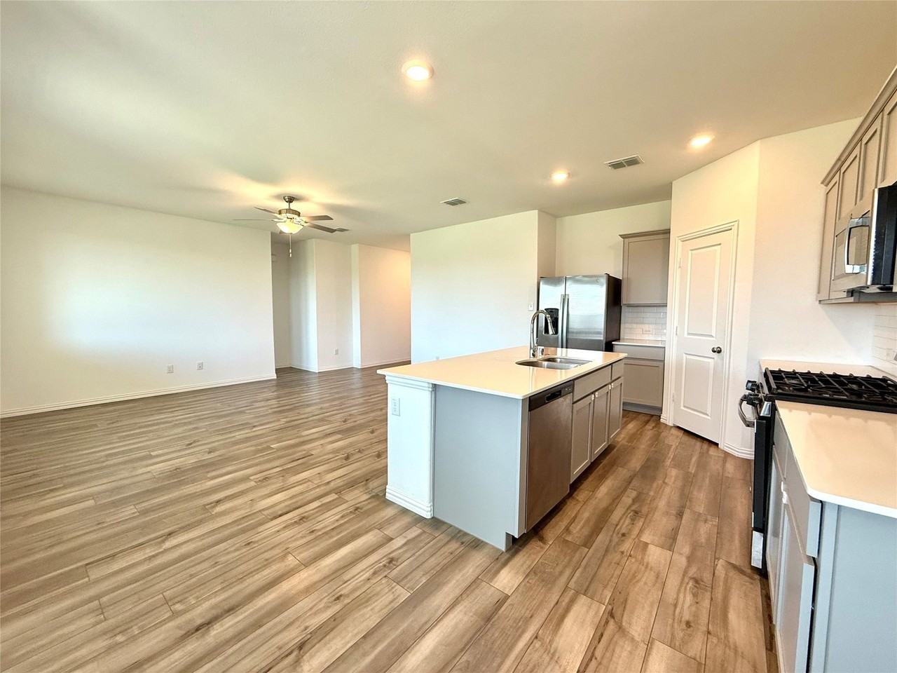 8000 Blue Heron Ln - Photo 6 of 30