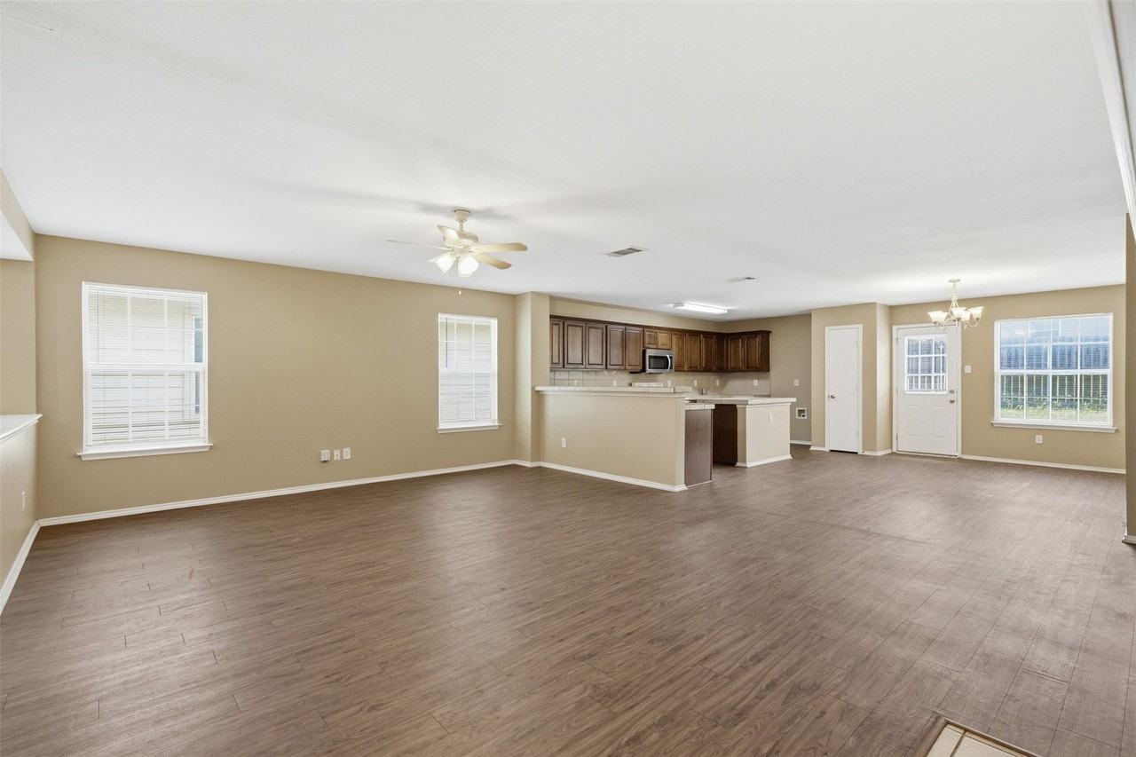 1434 Mission Hills Ln - Photo 4 of 25