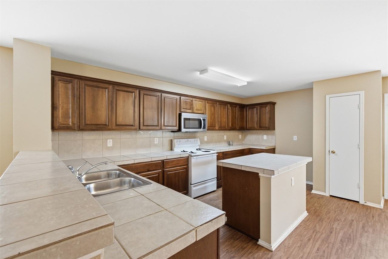 1434 Mission Hills Ln - Photo 5 of 25