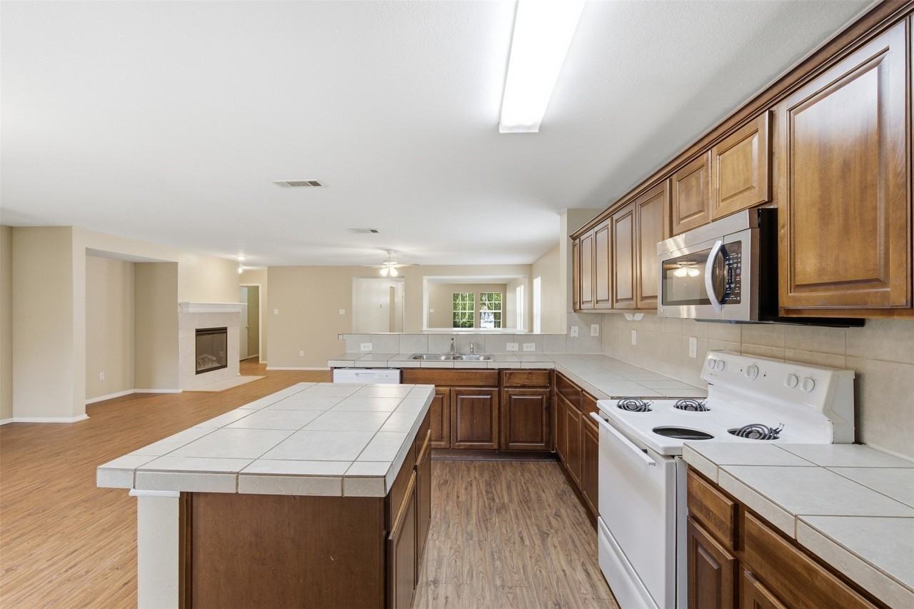 1434 Mission Hills Ln - Photo 6 of 25