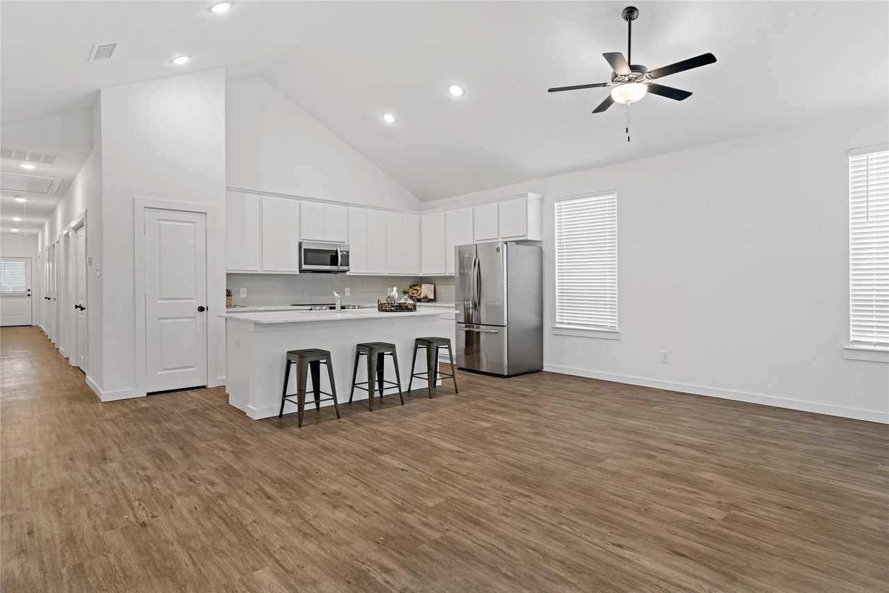1303 Bells Dr - Photo 3 of 20