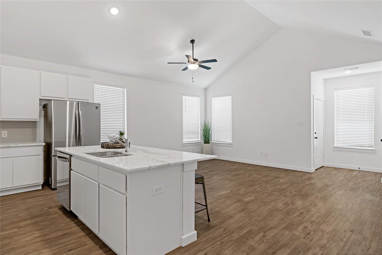 1303 Bells Dr - Photo 4 of 20
