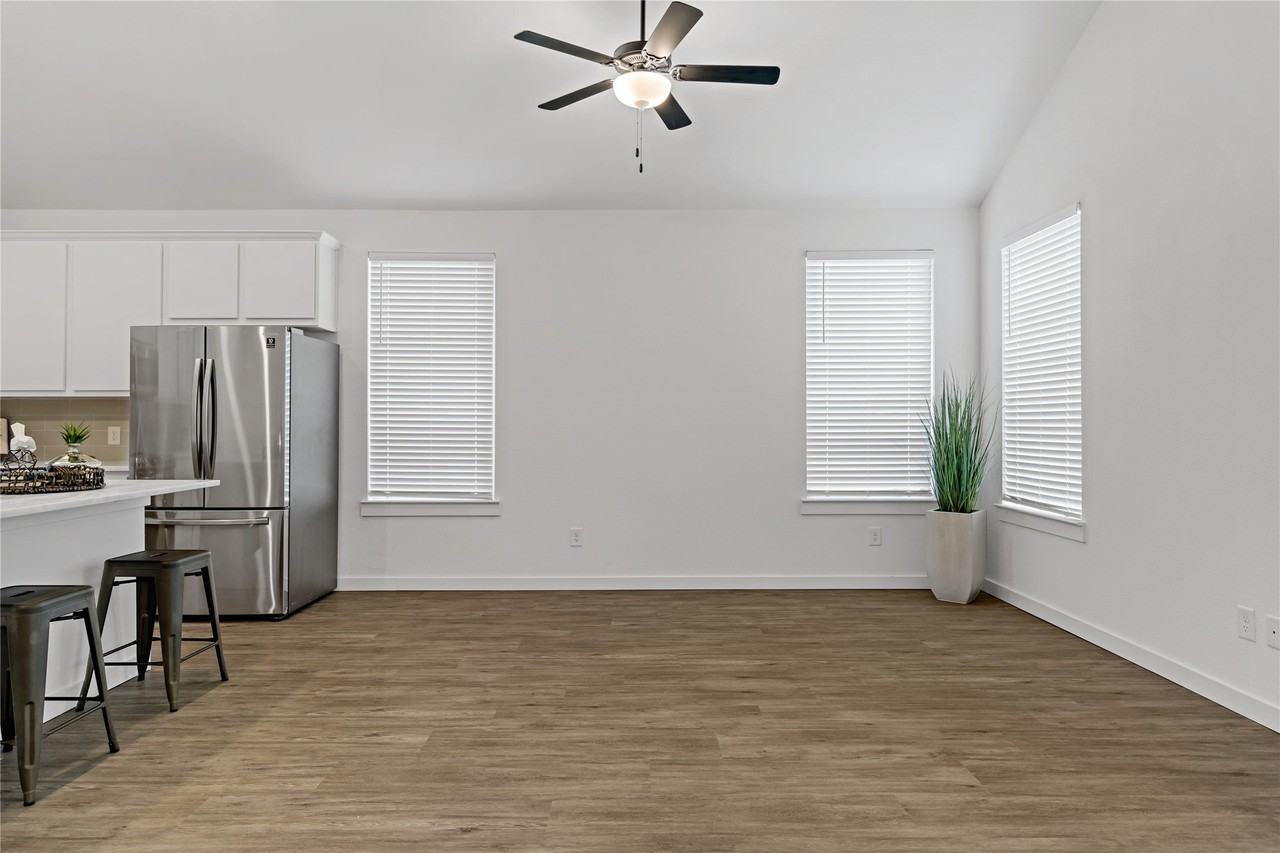 1303 Bells Dr - Photo 5 of 20