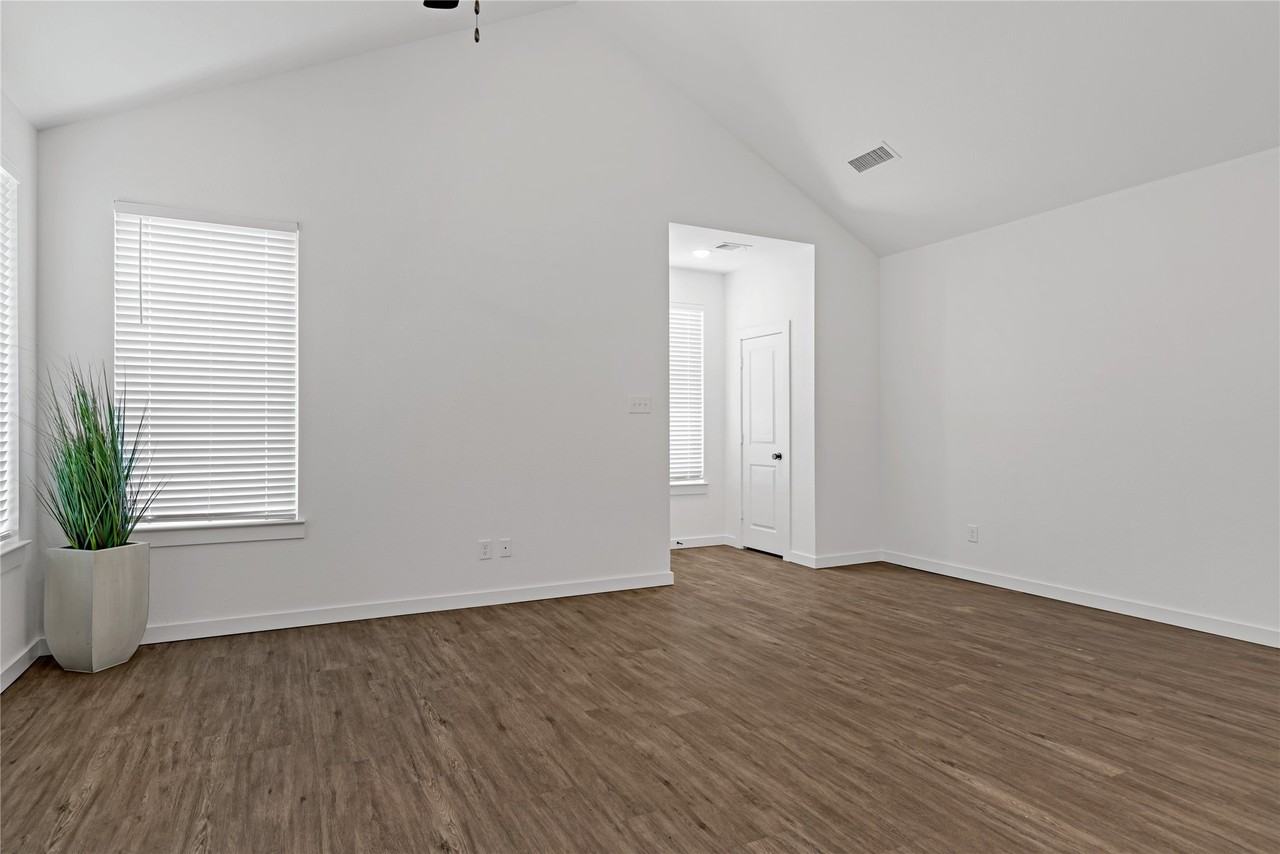 1303 Bells Dr - Photo 6 of 20