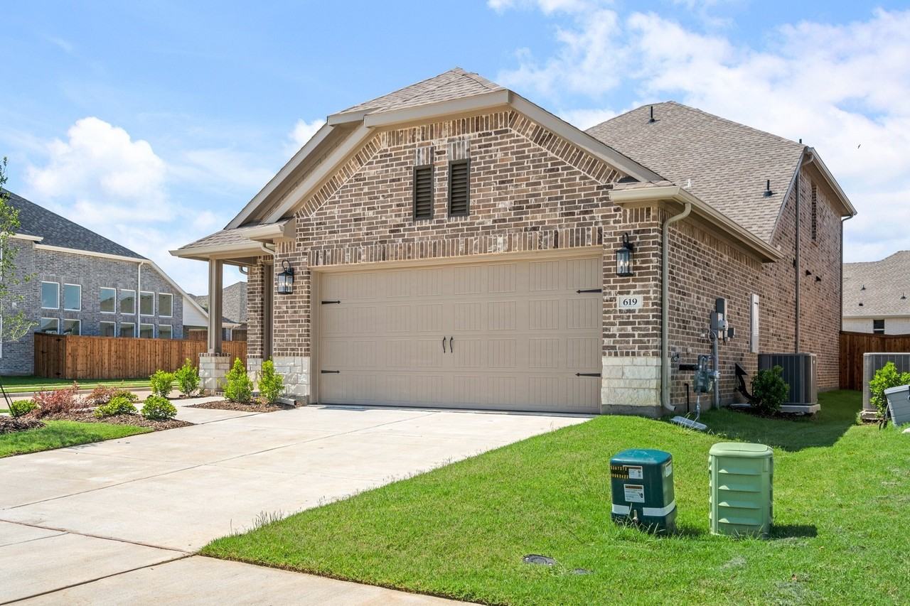 619 Sunflower Trl - Photo 2 of 32