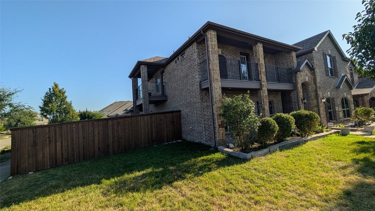 12461 Bridgeport Dr - Photo 2 of 40