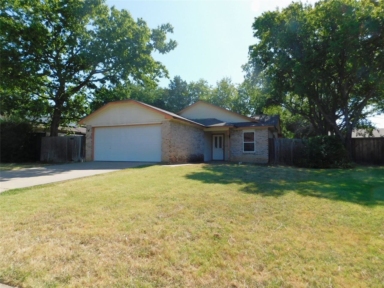 404 Pace Dr - Photo 2 of 25
