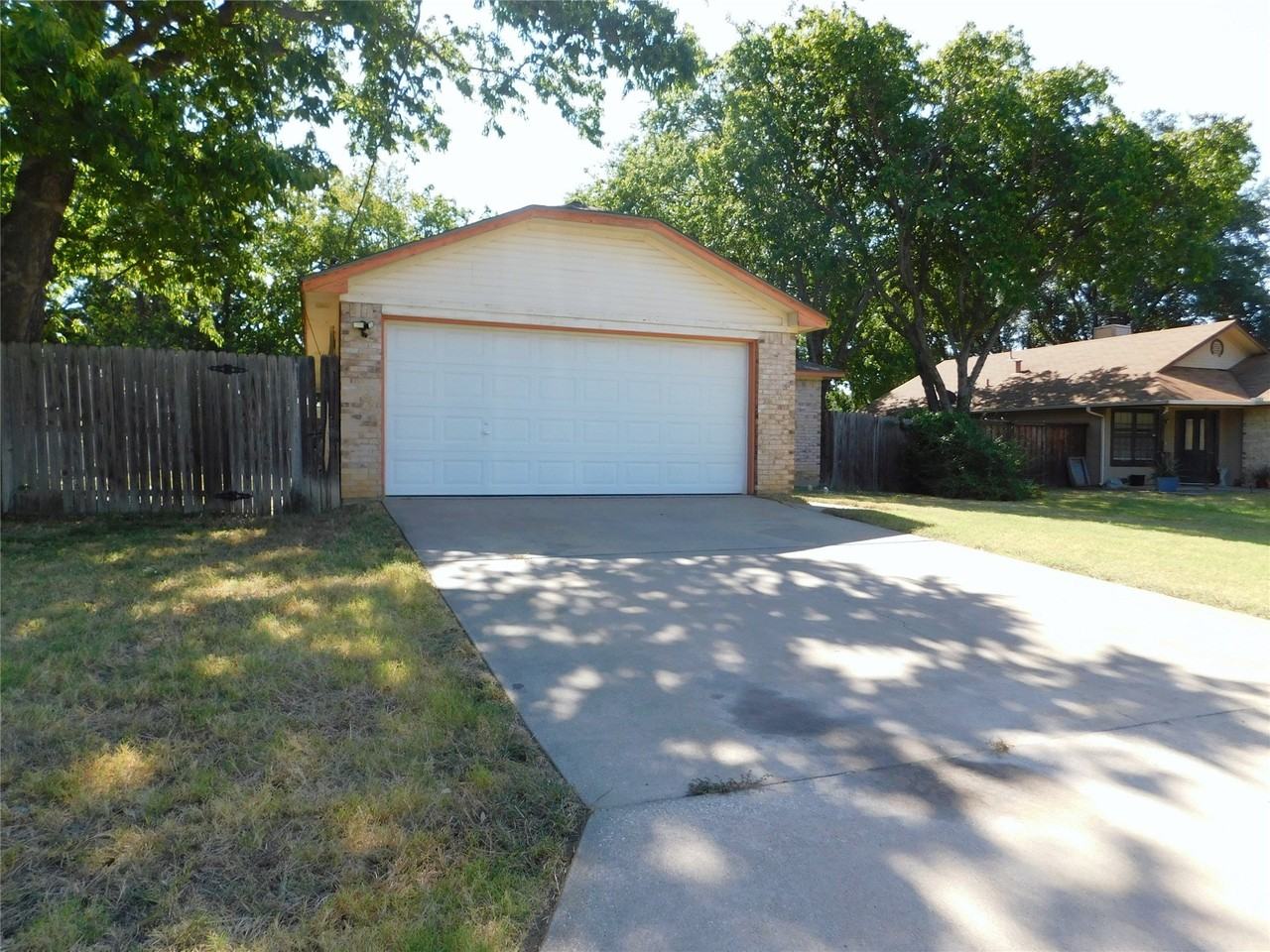 404 Pace Dr - Photo 3 of 25