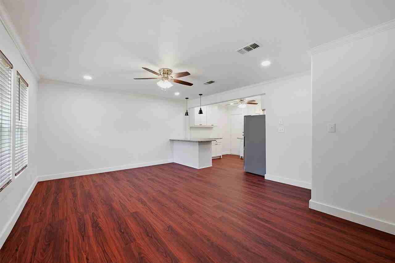 1107 W Hanna St - Photo 4 of 19
