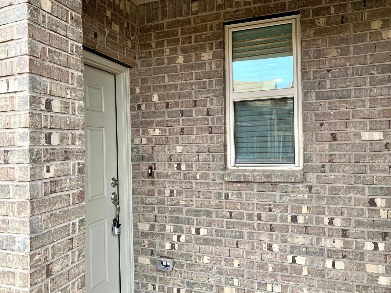 407 Milverton Dr - Photo 2 of 25