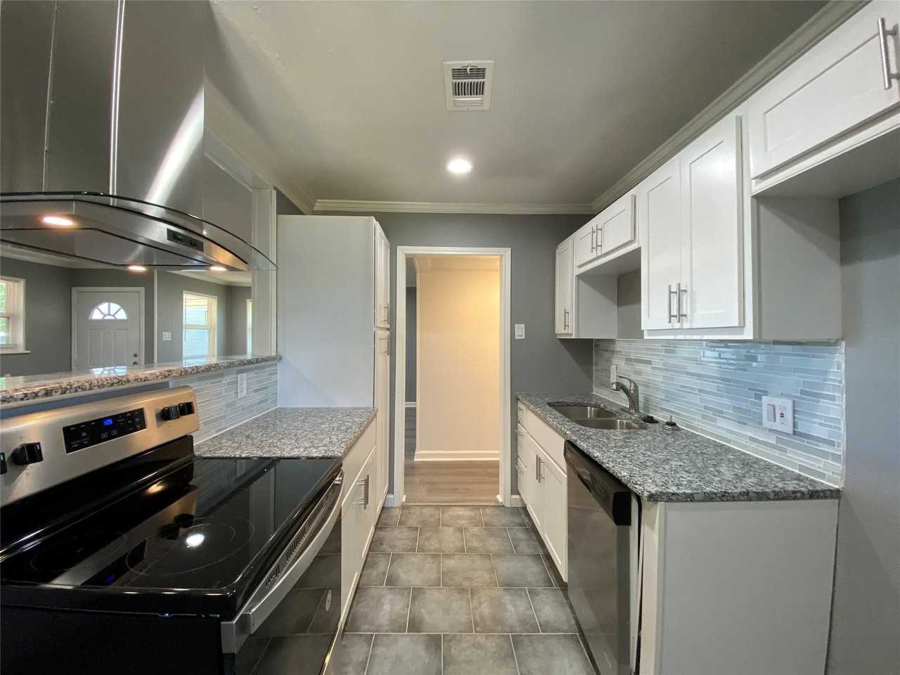 2813 Arcady Dr - Photo 3 of 21