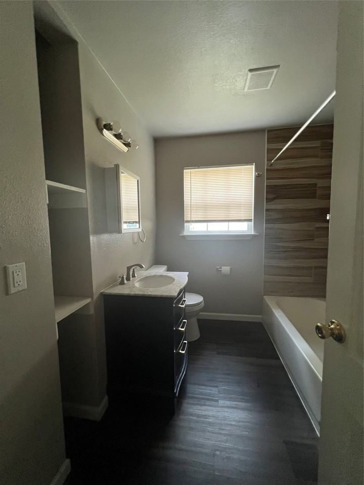 1419 Lindsey St - Photo 4 of 5