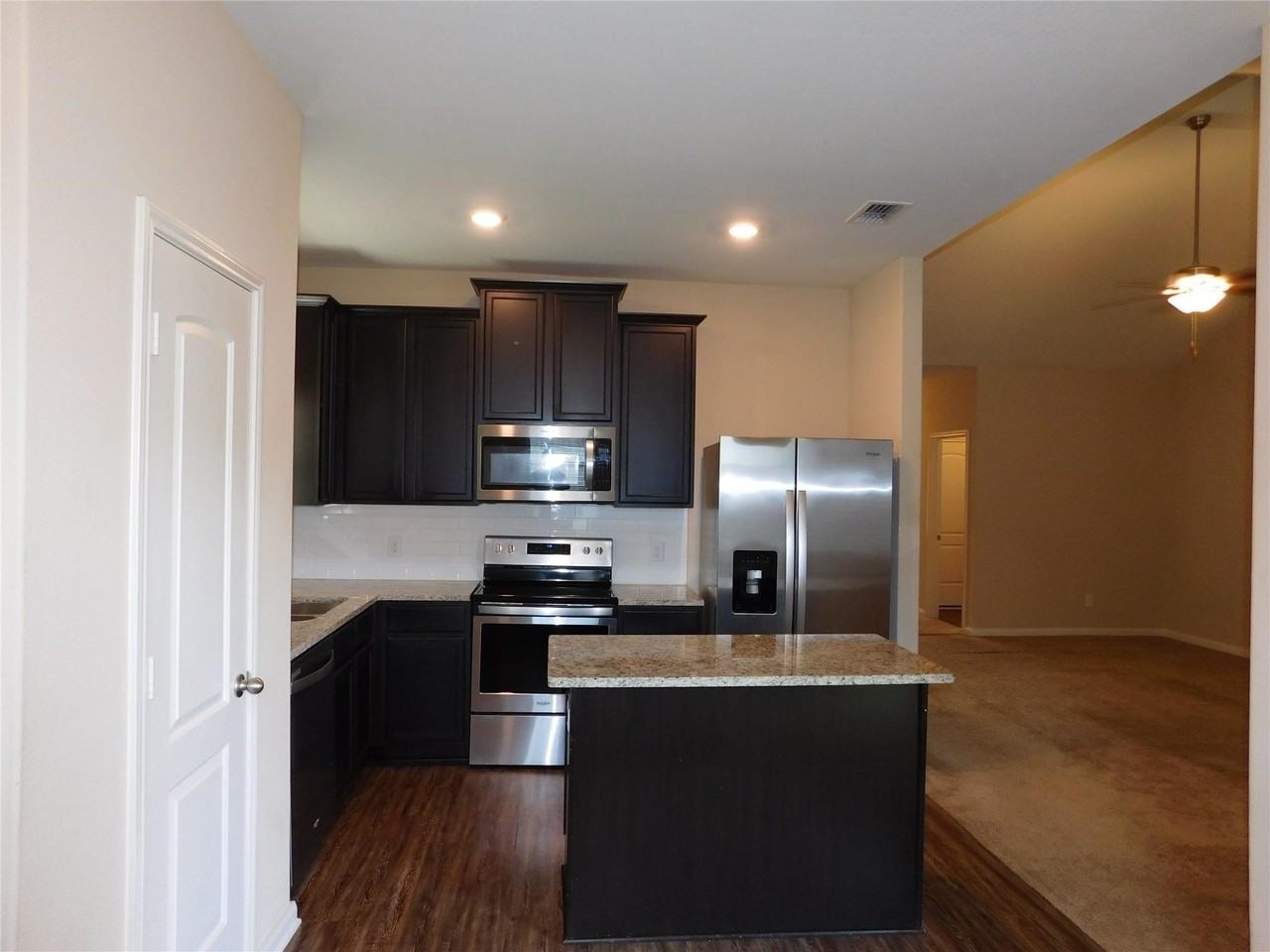 304 Aaron St - Photo 3 of 29