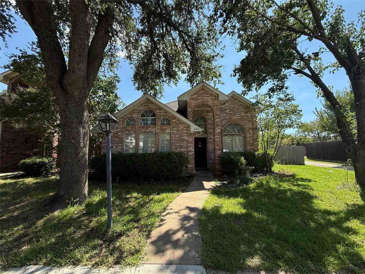 553 Raintree Cir - Photo 2 of 20