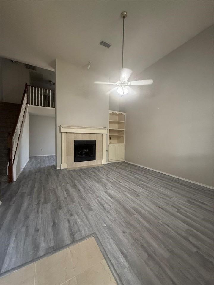 553 Raintree Cir - Photo 3 of 20