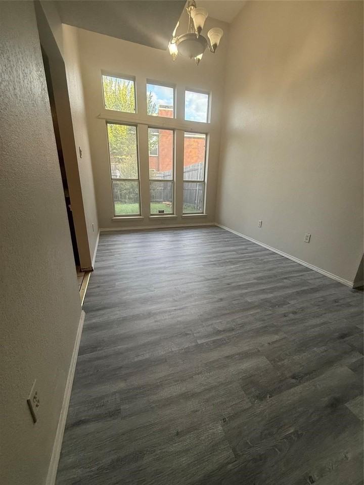 553 Raintree Cir - Photo 4 of 20